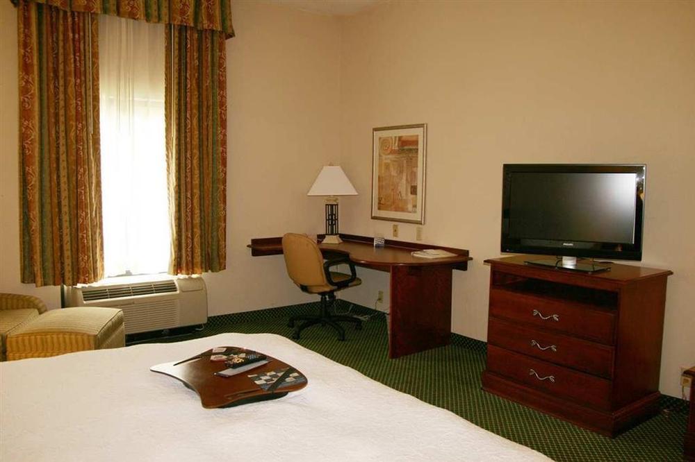 Hampton Inn Akron-South Номер фото