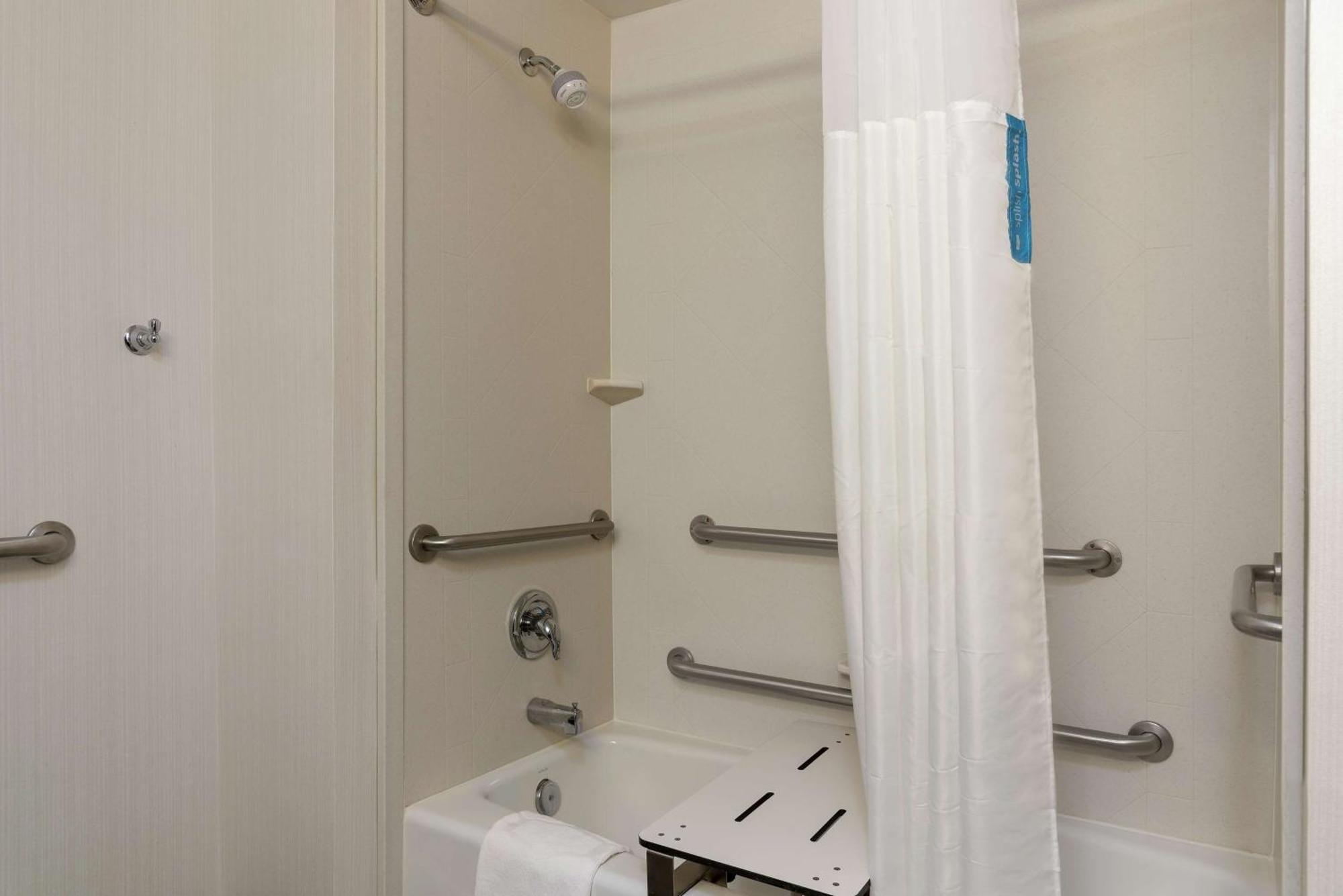 Hampton Inn Akron-South Экстерьер фото