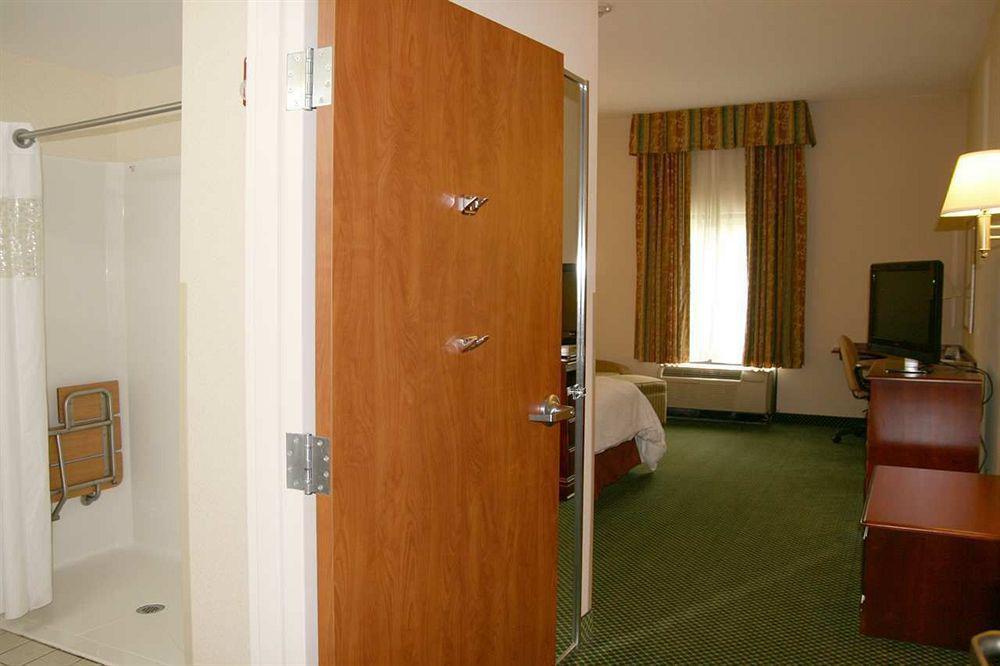 Hampton Inn Akron-South Номер фото